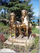 Скульптура Золотые кони парк Айвазовского Скульптура Золотые кони парк Айвазовского