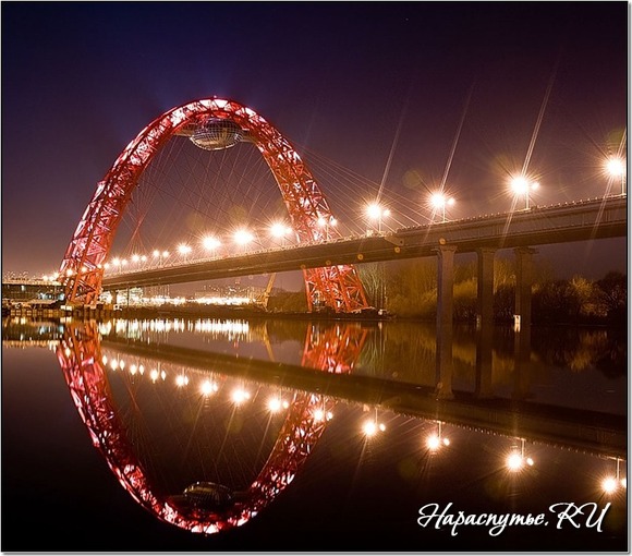 Живописный мост отражение